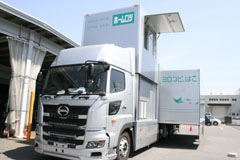 オオシマ自工(株)（柳井市）が製作。車内で、家具の納品訓練が行える移動型トラック。