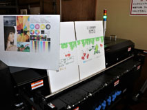 段ボールにフルカラー印刷ができるデジタル印刷機（光市の中村印刷㈱）。